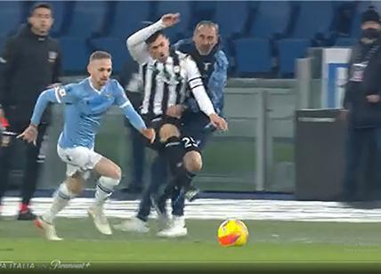Coppa Italia, Sarri travolto dal calciatore dell'Udinese. VIDEO