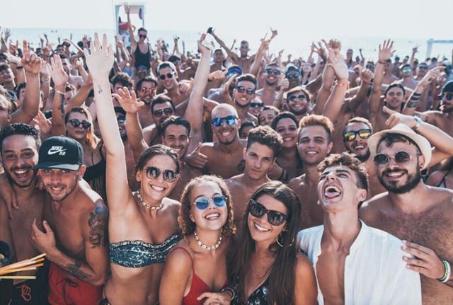 Ragazzi che ballano in spiaggia