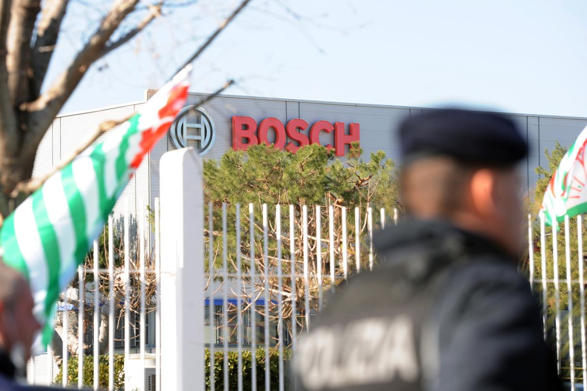 Bosch, i lavoratori di Bari protestano contro i 700 esuberi