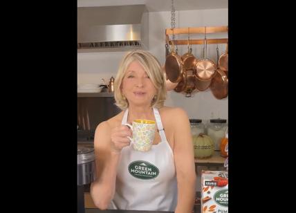 Martha Stewart diventa star del web. Cucina senza reggiseno a 81 anni. Video