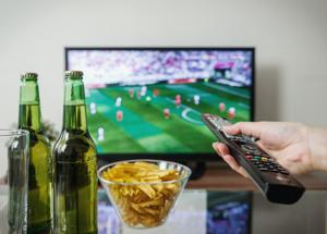 Prezzi folli per vedere il calcio in TV, ma la Serie A costa la metà della Premier