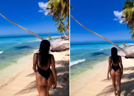 Valentina Vignali, bikini e costumi da sogno: passeggiate bollenti ai Caraibi