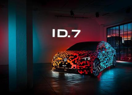 Volkswagen ID.7 esordisce al CES con un camuffamento digitale luminoso
