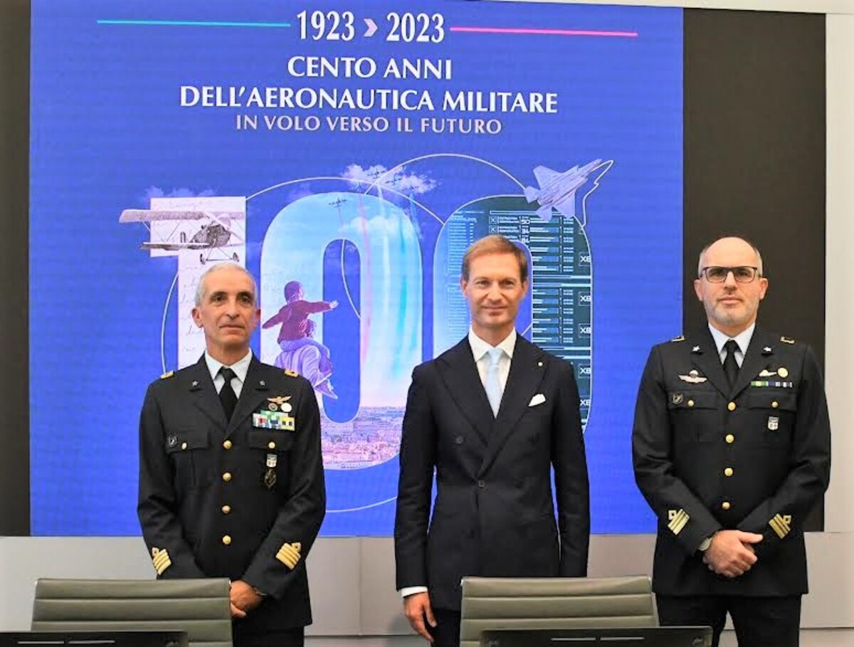 Frecce Tricolori su Milano a Palazzo Pirelli e Palazzo Lombardia