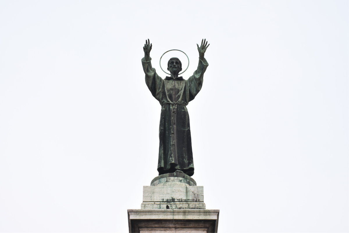 Ricordo di San Francesco patrono d’Italia in Piazza Risorgimento a Milano. Foto: Nick Zonna