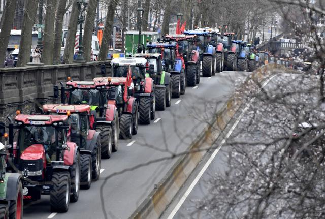 Bruxelles - Protesta degli agricoltori che bloccano il traffico con i trattori