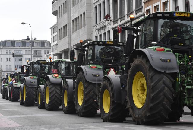 Bruxelles - Protesta degli agricoltori che bloccano il traffico con i trattori