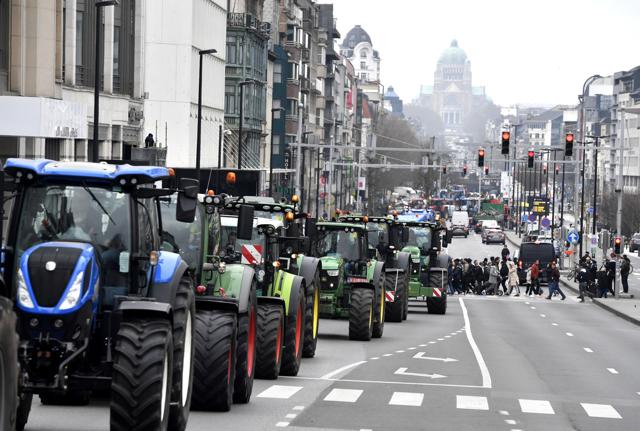 Bruxelles - Protesta degli agricoltori che bloccano il traffico con i trattori