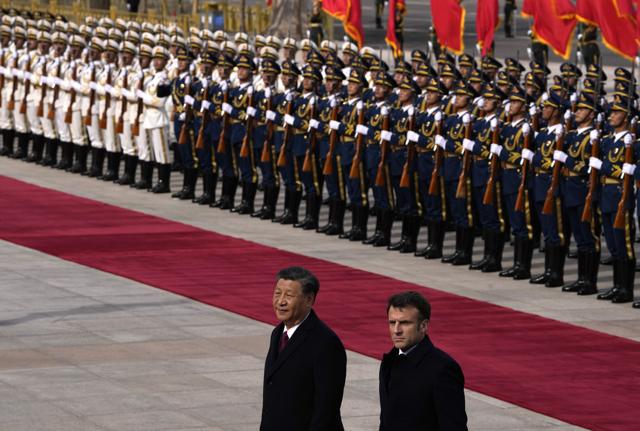 Emmanuel Macron incontra Xi Jinping a Pechino