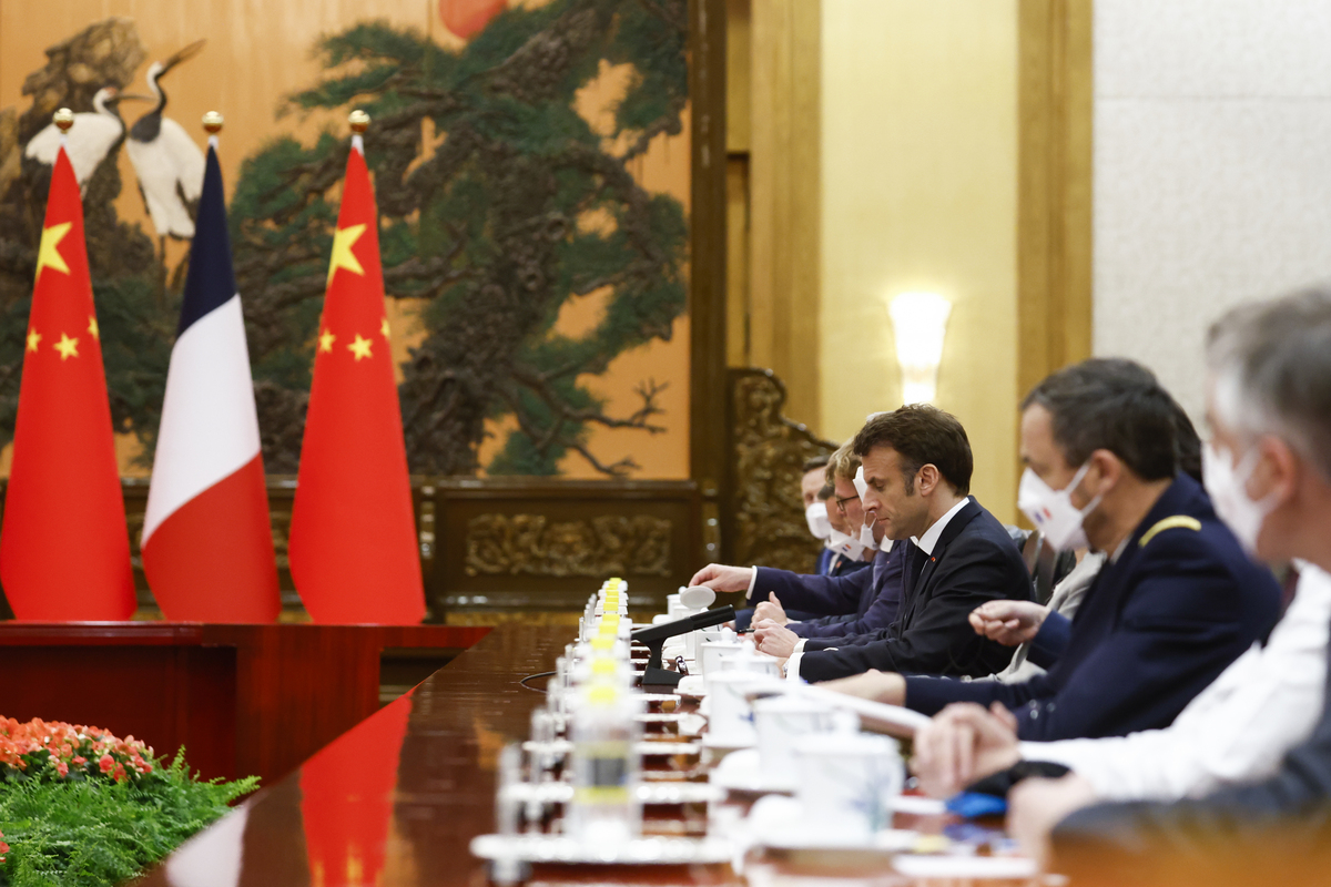 Emmanuel Macron incontra Xi Jinping a Pechino