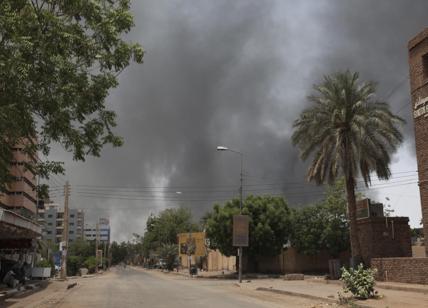 Sudan nel caos, stranieri in fuga. Meloni: “Nessun italiano lasciato indietro”