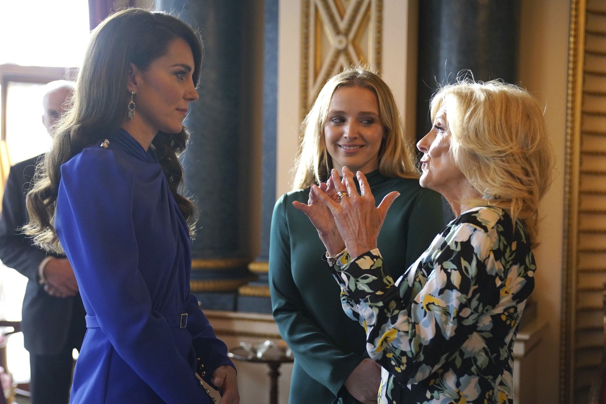Gli invitati all’incoronazione di Re Carlo partecipano al ricevimento a Buckingham Palace