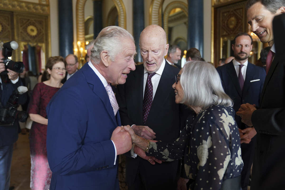 Gli invitati all’incoronazione di Re Carlo partecipano al ricevimento a Buckingham Palace