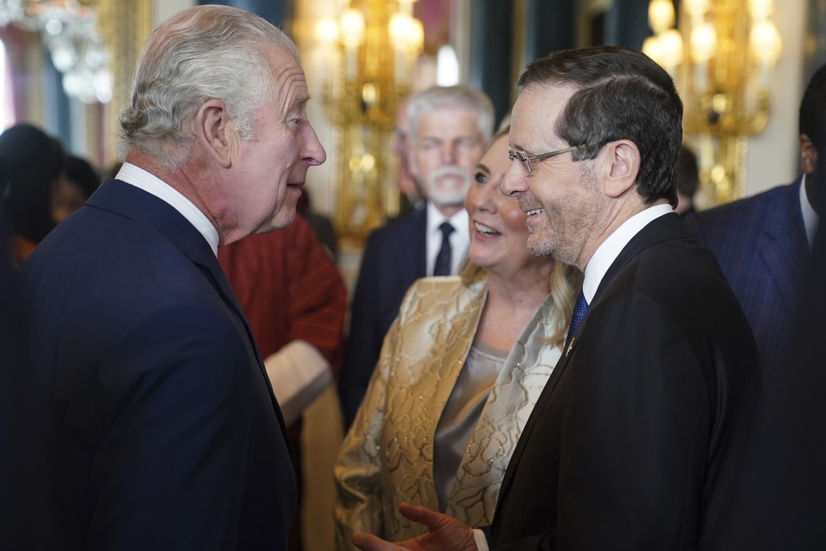 Gli invitati all’incoronazione di Re Carlo partecipano al ricevimento a Buckingham Palace