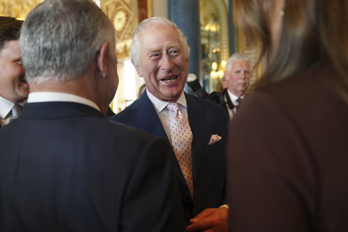 Gli invitati all’incoronazione di Re Carlo partecipano al ricevimento a Buckingham Palace