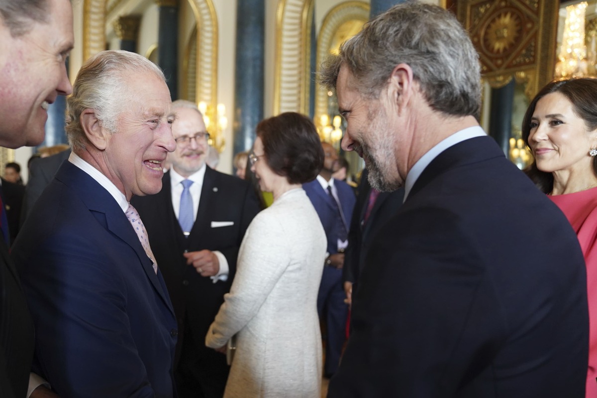 Gli invitati all’incoronazione di Re Carlo partecipano al ricevimento a Buckingham Palace