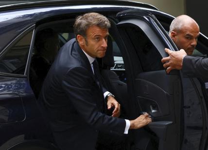 Francia, un miliardo di danni alle imprese. Macron visita una caserma e...