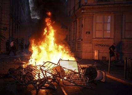 Francia, ancora una notte di violenze: 1000 arresti. Marsiglia chiede rinforzi