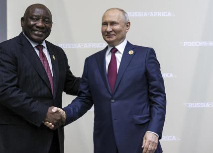 Putin corteggia l'Africa, c'è Prigozhin. Niger: bandiera russa tra i golpisti