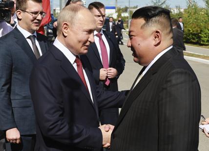 Guerra Ucraina, stretta di mano Kim-Putin: "Pieno sostegno alla lotta"