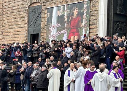 Giulia, in 10mila a Padova. L'Italia si ferma: omaggio da "funerale di Stato"