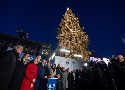 Milano, acceso l'albero di Natale in piazza Duomo. VIDEO
