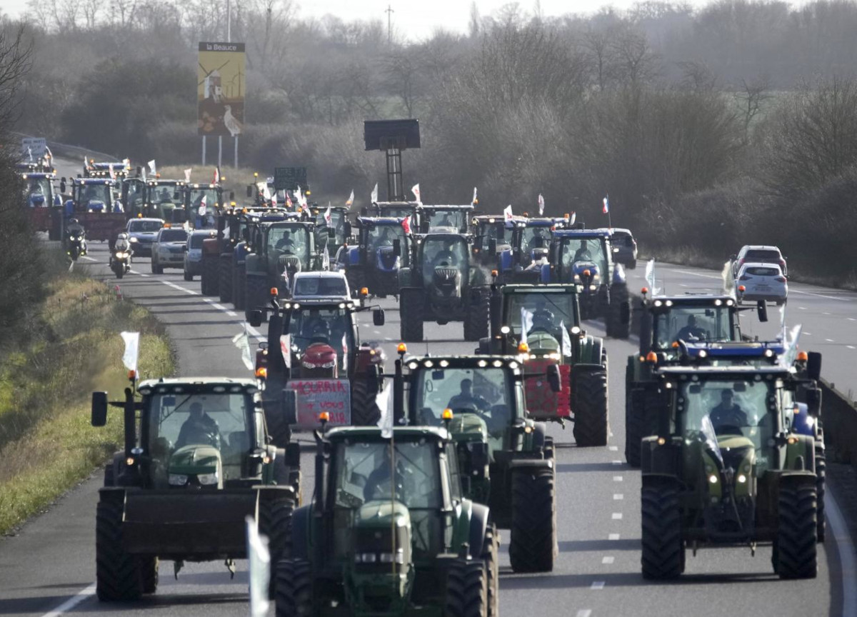 proteste agricoltori, trattori