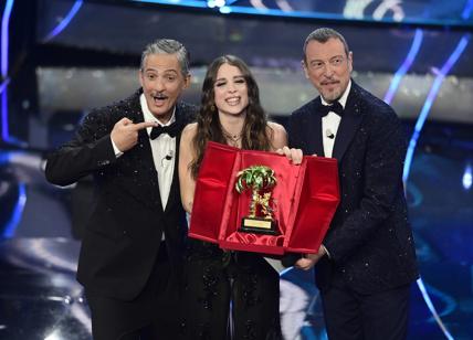 Angelina Mango, ritrovata la custodia del premio di Sanremo 2024