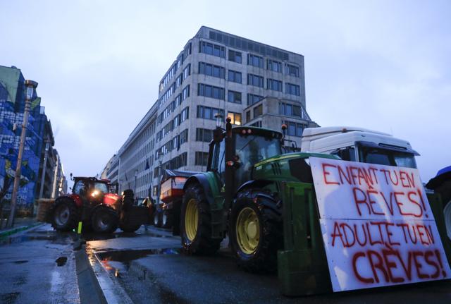 La protesta degli agricoltori a Bruxelles a margine del meeting dei ministri agricoltura UE