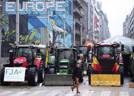 Proteste agricoltori, caos a Bruxelles. Dal Green Deal alla Pac: contestazioni