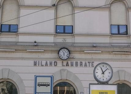 Poliziotto accoltellato a Milano Voleva proteggere l'aggressore