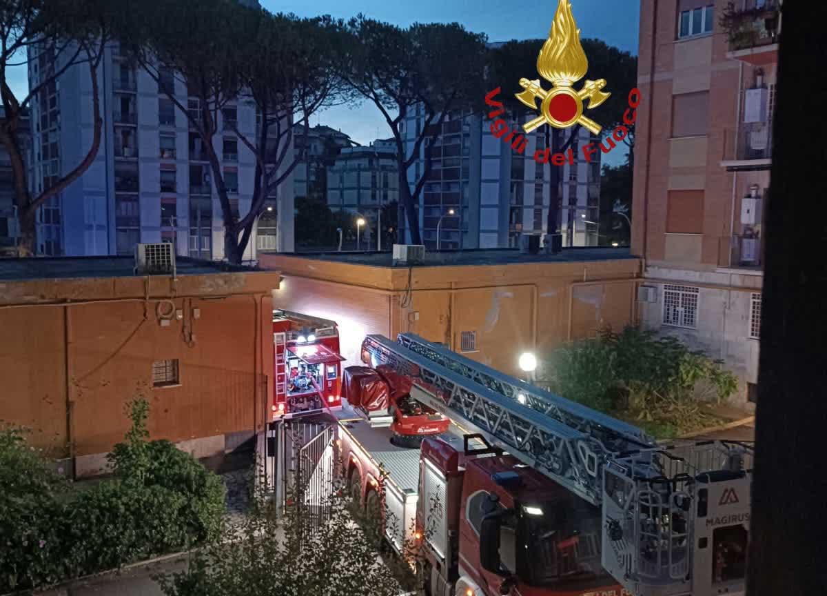 4515728 roma incendio in appartamento a val melaina nessun ferito evacuato edificio foto 2