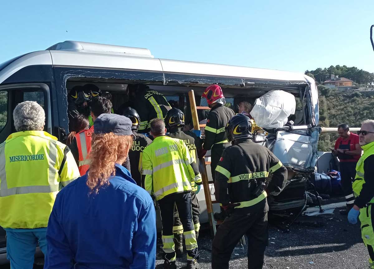 4660051 roma camion tampona un ncc un morto e 9 feriti a civitavecchia foto