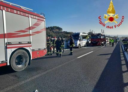 Camion tampona un pullimino Ncc: un morto e 9 feriti gravissimi sull'Aurelia