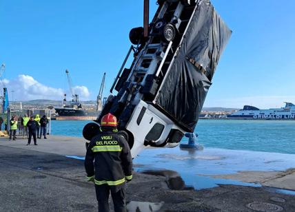 Civitavecchia, incidente al porto: furgone in mare. Ripescato dai Pompieri