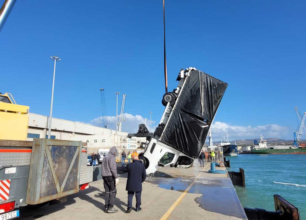 4686323 roma incidente in porto a civitavecchia furgone scivola in mare foto 2