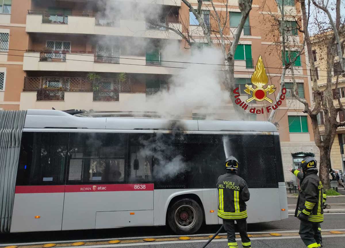 4928895 roma incendio a bordo di un filobus in via nomentana evacuati passeggeri foto 1