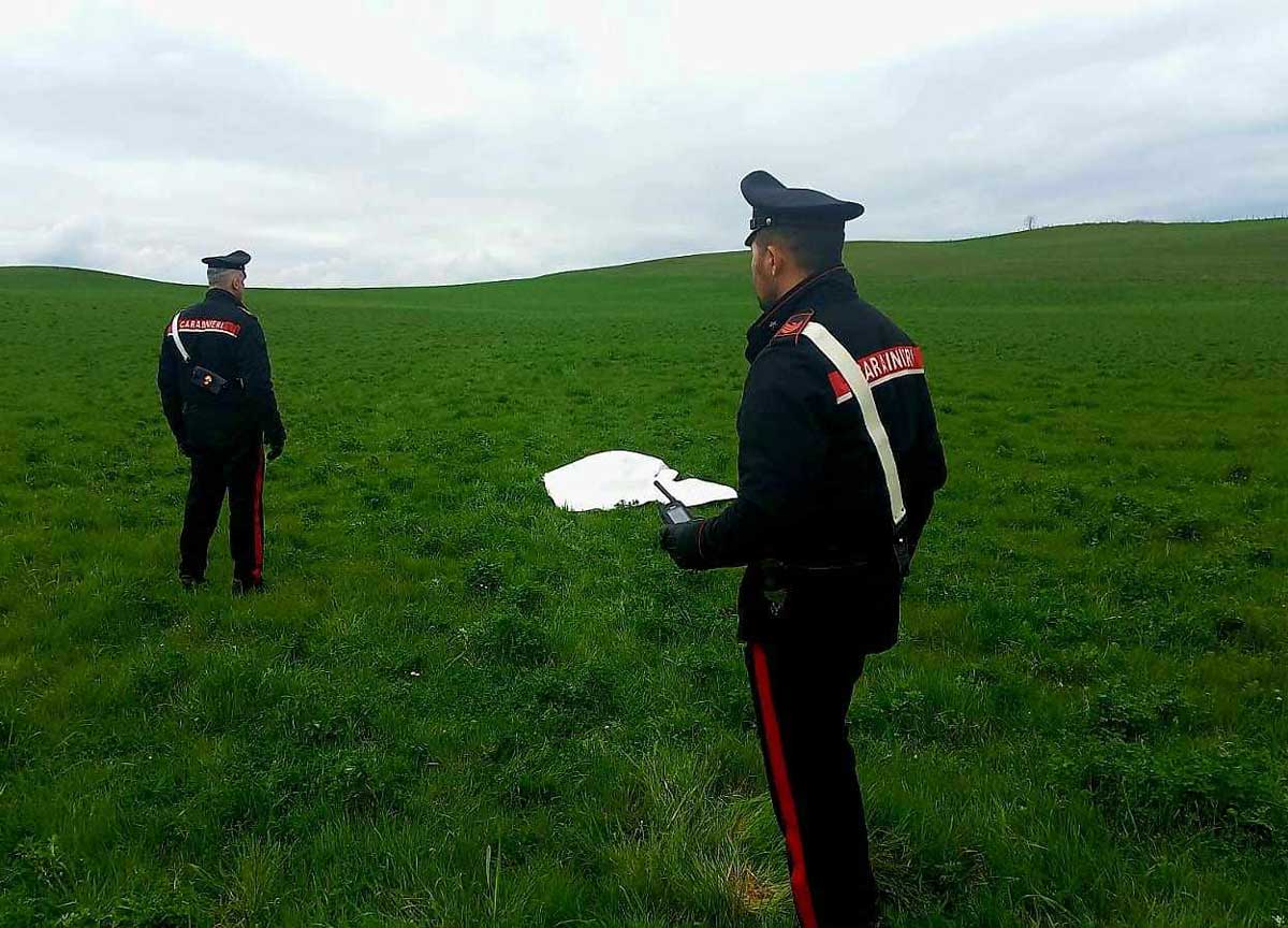 Il cadavere sbalzato nel campo