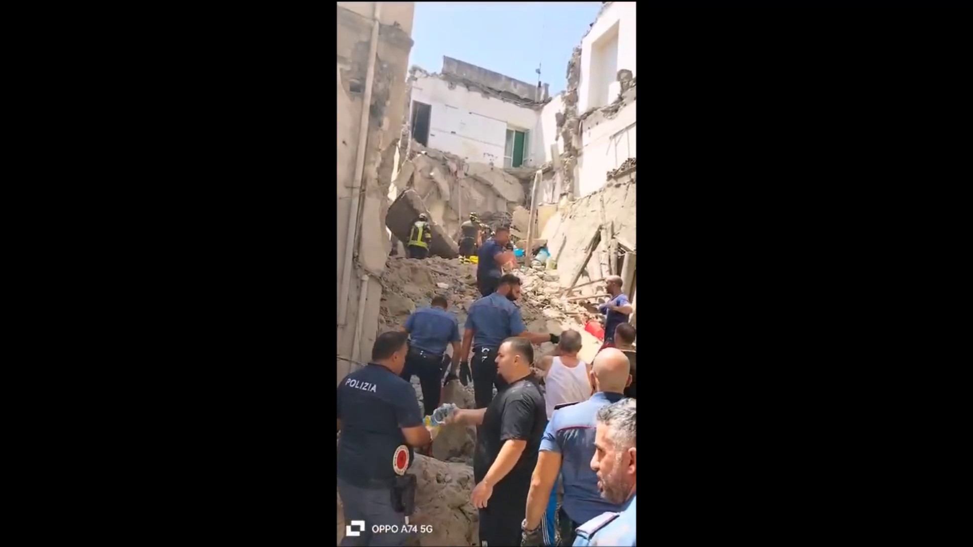 Crolla Una Palazzina A Torre Del Greco Si Scava Con Le Mani Video Affaritaliani It