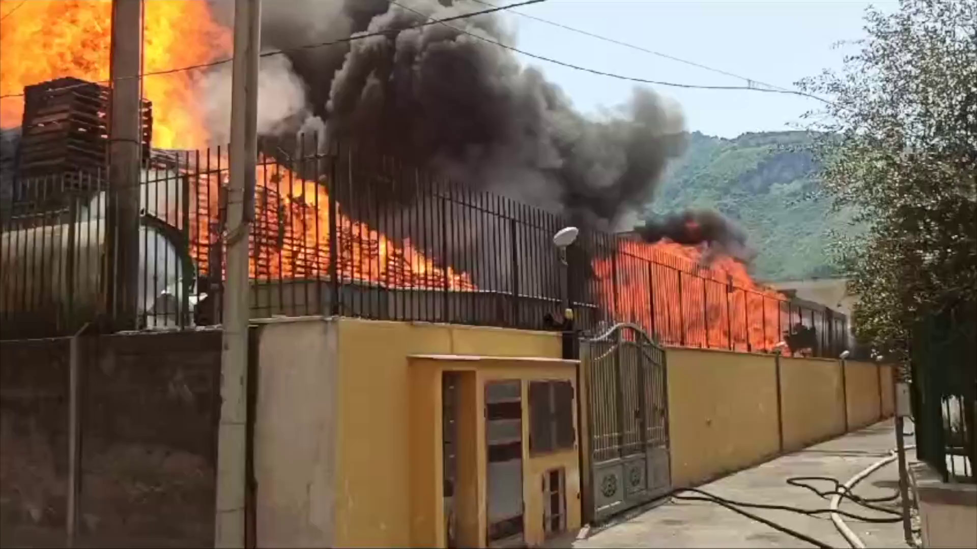 Fiamme In Uno Stabilimento Conserviero Nel Napoletano Attimi Di Paura Video Affaritaliani It