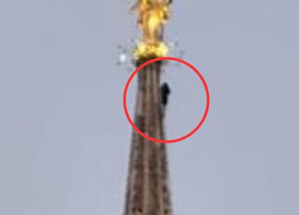 Duomo di Milano, due climber francesi scalano la guglia della Madonnina