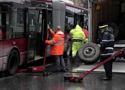 Incidente tra due autobus di linea a Monte Mario: feriti 15 passeggeri
