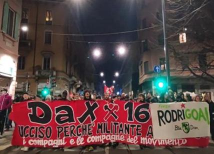Milano, anche Zerocalcare al presidio per Dax. Petardi contro la Polizia
