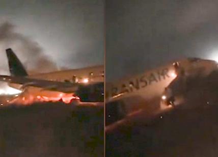Boeing 737 esce fuori pista, i passeggeri fuggono dall'aereo in fiamme. VIDEO