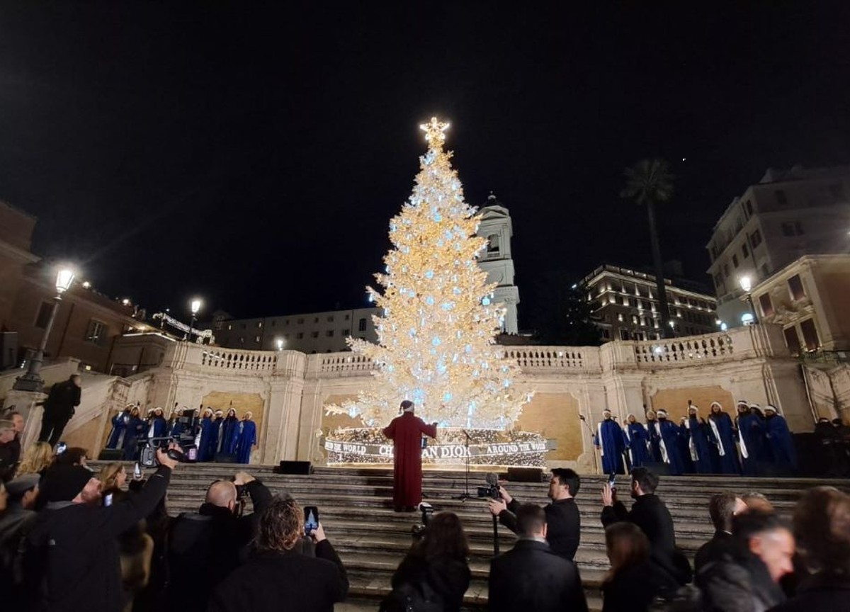 Roma, accesso l'albero di Natale targato Dior in Piazza di Spagna