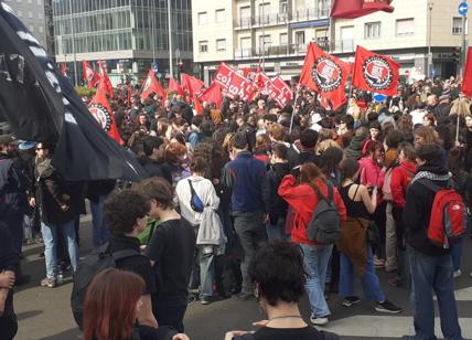 Corteo antifascista da piazzale Loreto: fumogeni e cori contro il Governo