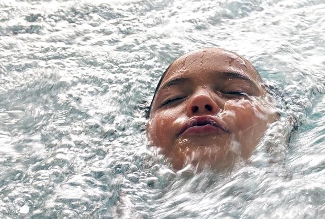 Bambino in piscina