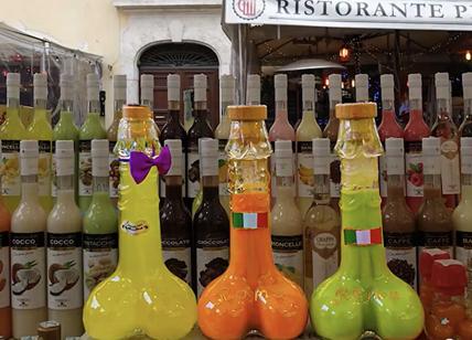 Bottiglie a forma di fallo, Made In Italy di Roma si vende a Campo de' Fiori