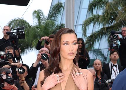 Bella Hadid oscura The Apprentice su Trump a Cannes, nude look e trasparenze sul red carpet