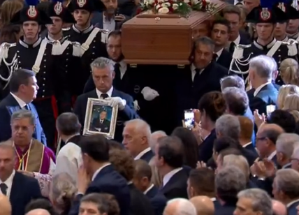 Berlusconi, funerali tra lacrime e cori. "E' stato un uomo, ora incontra Dio"